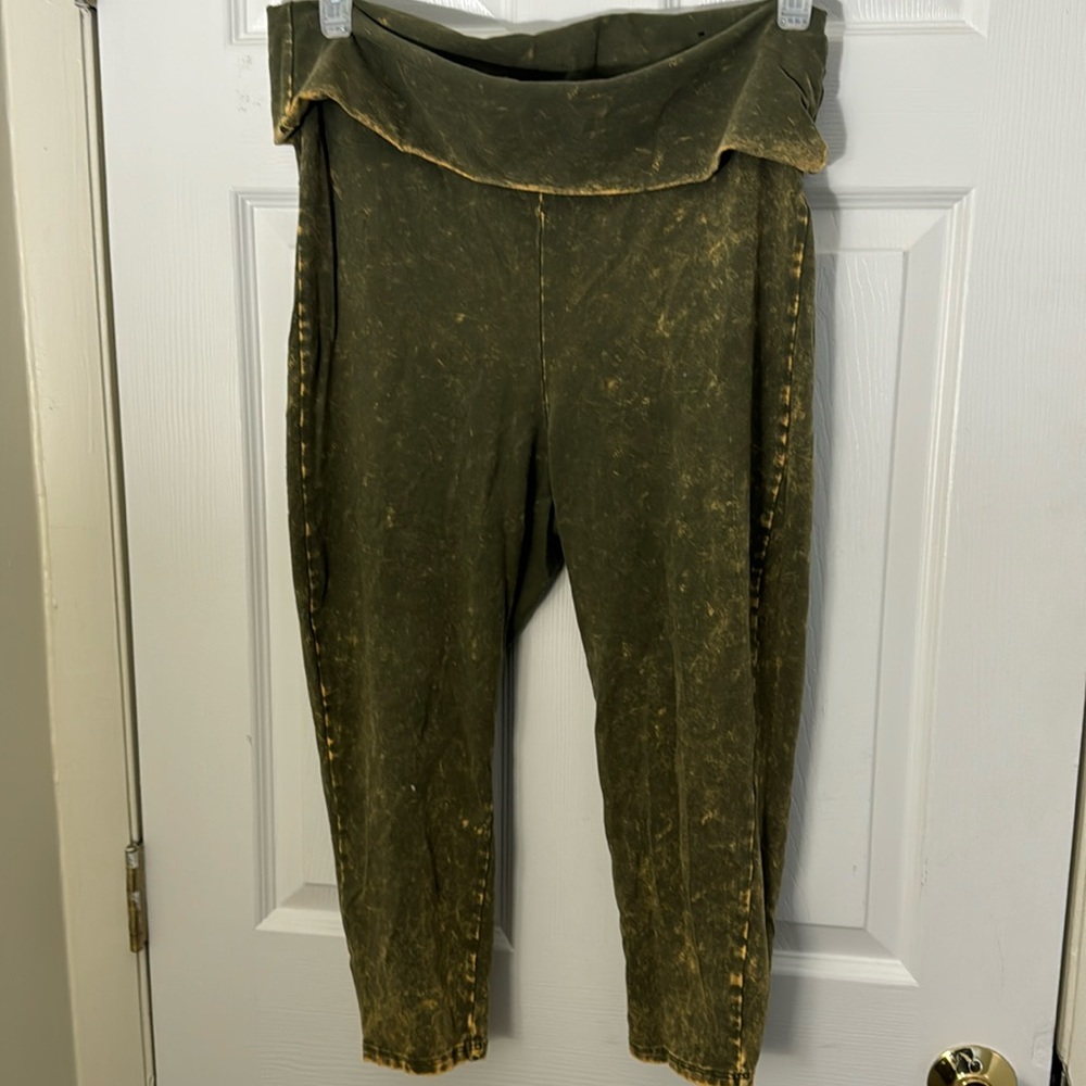 Torrid green cropped leggings size 2